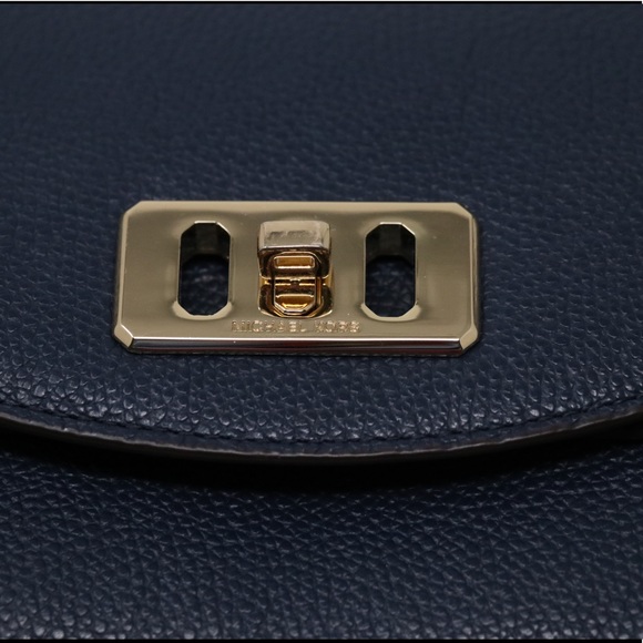 Like new Micheal Kors crossbody bag - Picture 7 of 8